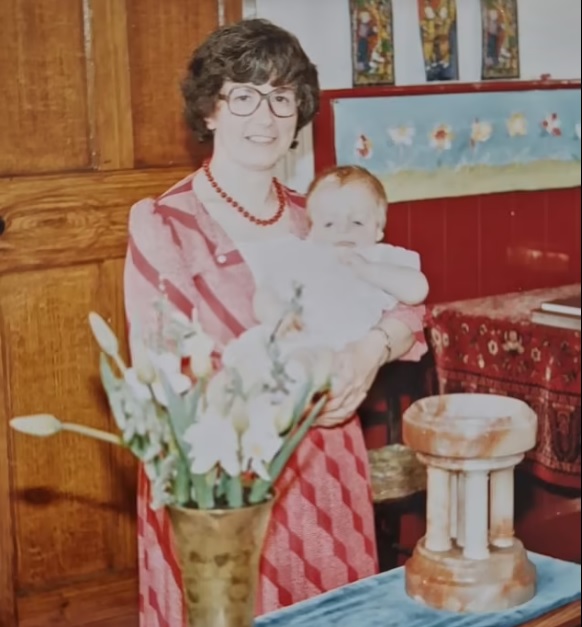 亲生父母嫌弃 养母用爱养大 男子:上天给‘脸’不整容