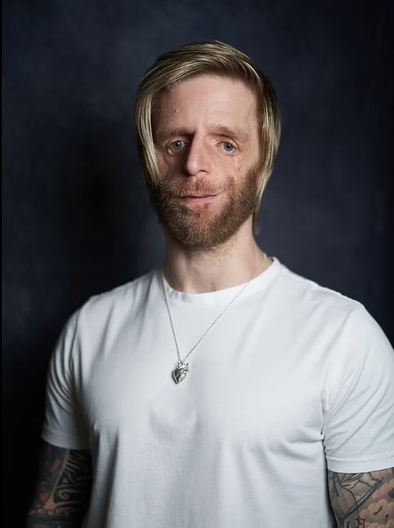 亲生父母嫌弃 养母用爱养大 男子:上天给‘脸’不整容