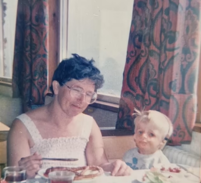 亲生父母嫌弃 养母用爱养大 男子:上天给‘脸’不整容