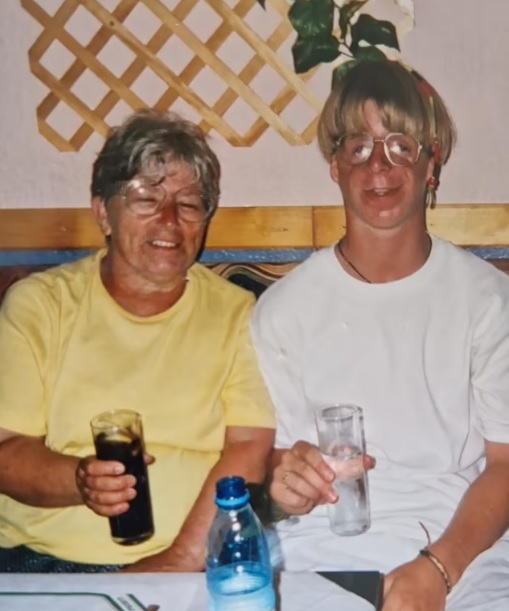 亲生父母嫌弃 养母用爱养大 男子:上天给‘脸’不整容