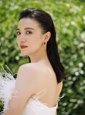 传半夜叫送半包饼干 宋佳辟谣否认耍大牌