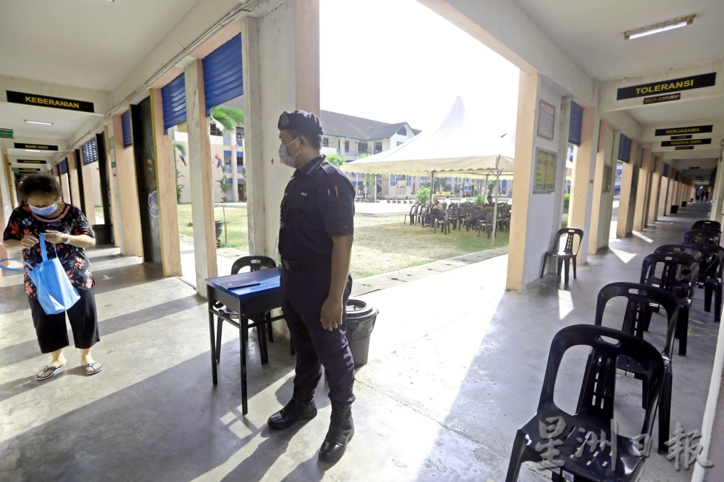 全国封面图文/金銮州席场面冷清