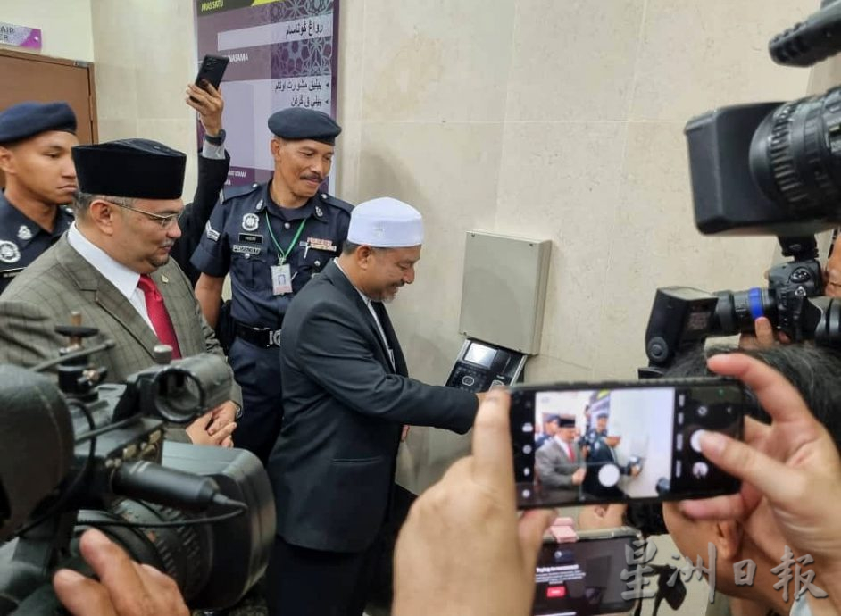 丹新大臣“打卡”上班