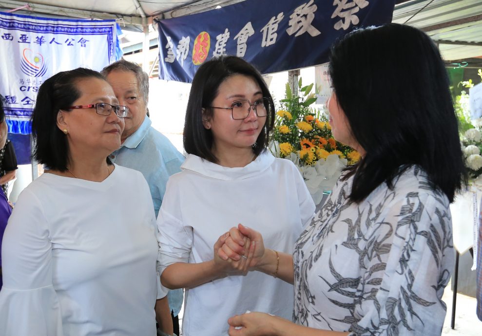 全国／王晓庭与黄祚信妻子聊天痛哭／1图