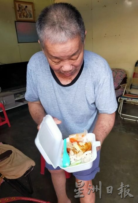 三姐弟派饭给有需要人士