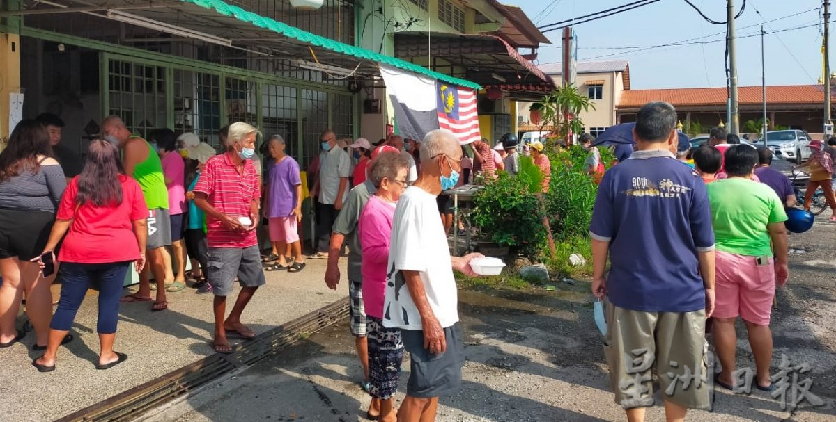 三姐弟派饭给有需要人士