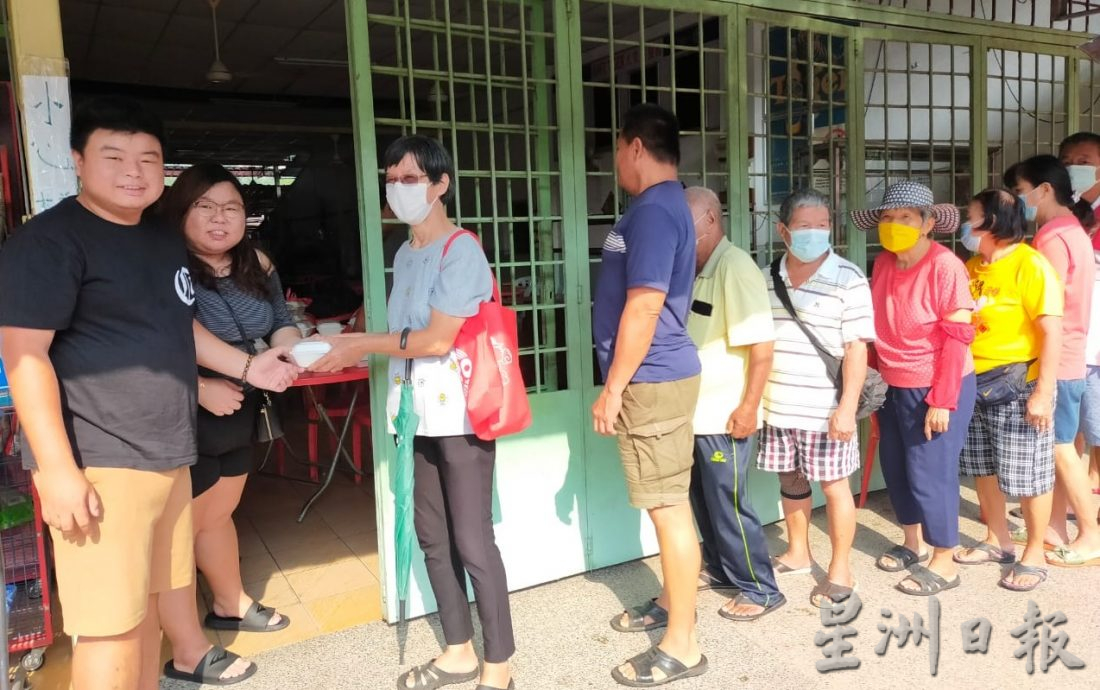 三姐弟派饭给有需要人士