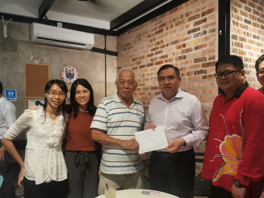 交通部长陆兆福承诺将在6州州选之后，协助登州10所华小及唯一国民型中学解决他们所面对的经费问题。