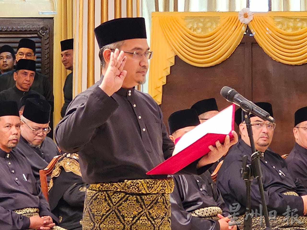伊斯兰党丹州领袖拿督纳苏鲁丁，下午在古邦阁亮王宫宣誓成为新任吉兰丹州务大臣！ 