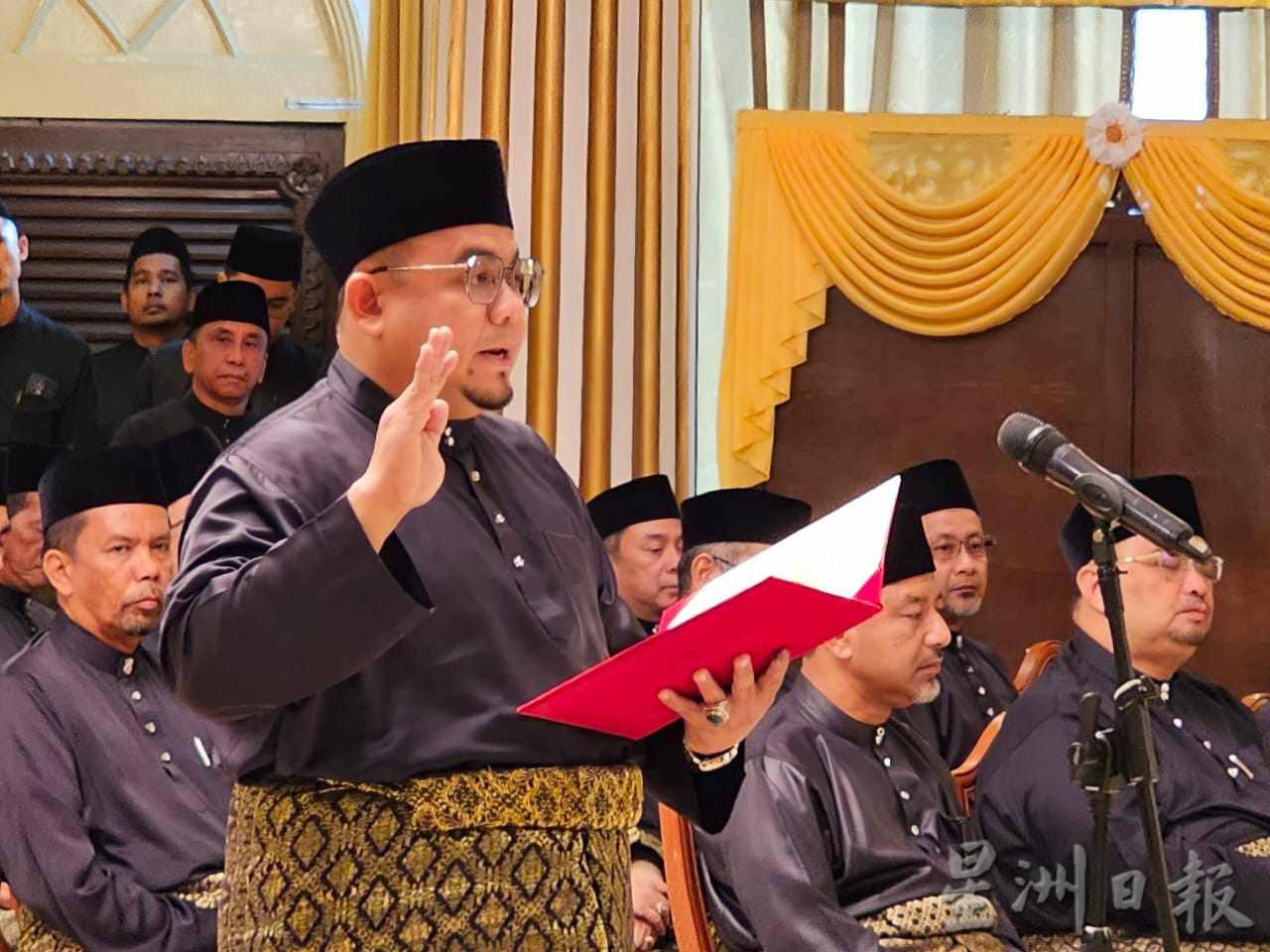伊斯兰党丹州领袖拿督纳苏鲁丁，下午在古邦阁亮王宫宣誓成为新任吉兰丹州务大臣！ 