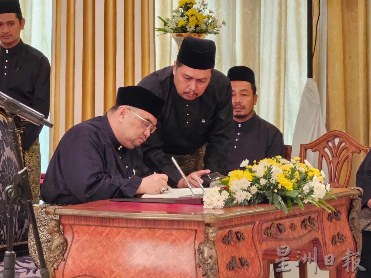 伊斯兰党丹州领袖拿督纳苏鲁丁，下午在古邦阁亮王宫宣誓成为新任吉兰丹州务大臣！ 