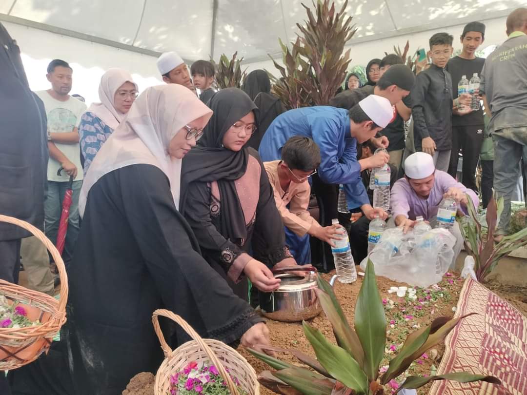 全国:依德利斯阿都达立安葬在文冬