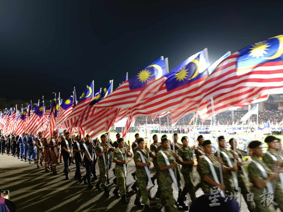 全国:拿督纳苏鲁丁首次以吉兰丹州务大臣的身份,在哥打峇鲁与上万民众倒数迎接国庆日的到来。