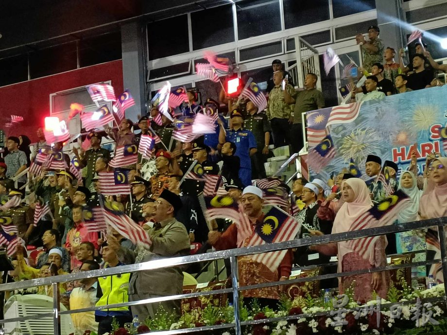 全国:拿督纳苏鲁丁首次以吉兰丹州务大臣的身份,在哥打峇鲁与上万民众倒数迎接国庆日的到来。