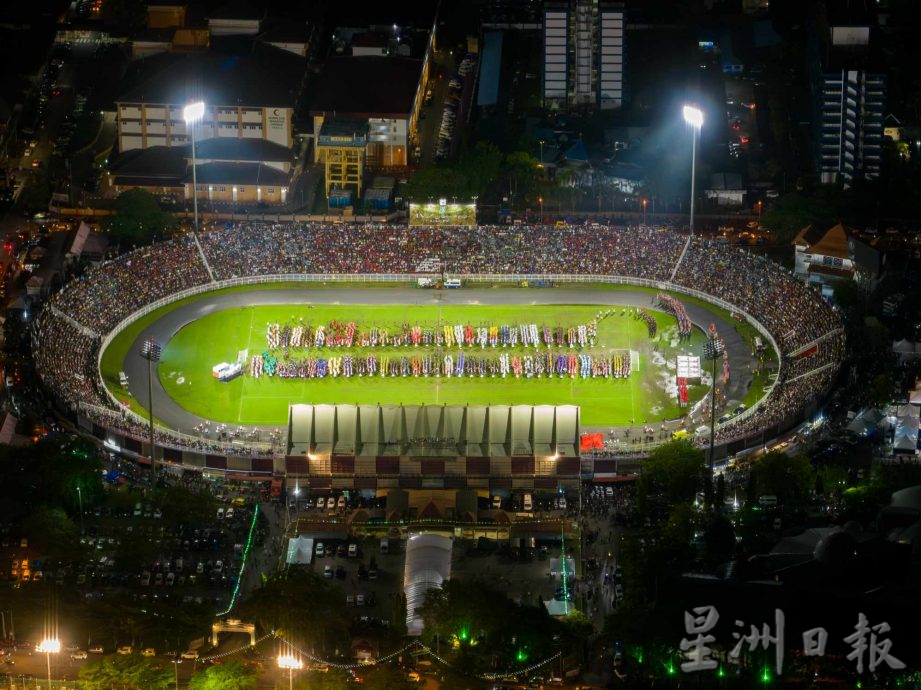 全国:拿督纳苏鲁丁首次以吉兰丹州务大臣的身份,在哥打峇鲁与上万民众倒数迎接国庆日的到来。