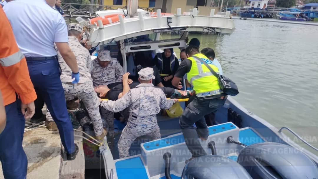 全国：文告：客船爆炸造成10人受伤