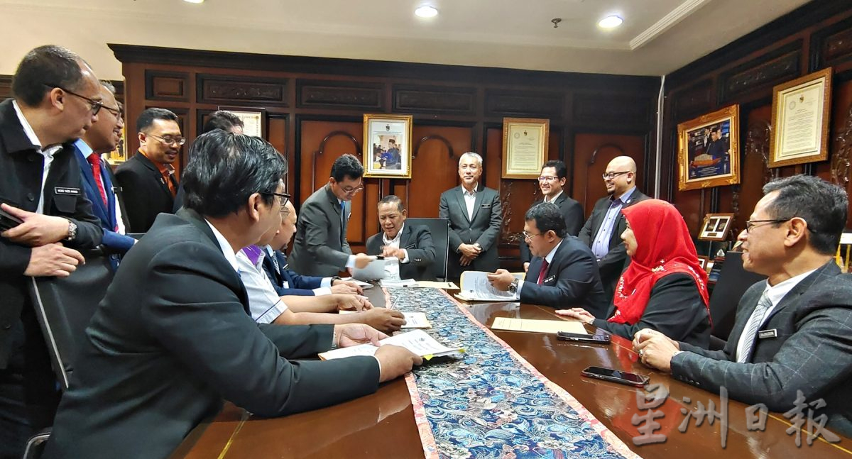 全国:森大臣阿敏努丁上班“打卡”啦!