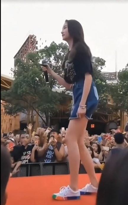 关晓彤穿短裙遭偷拍裙底 急按裙子反被酸“预了给人看”