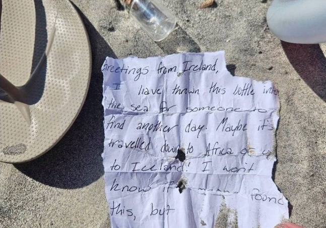净滩发现瓶中信！“4000公里远讯息”漂4年送到