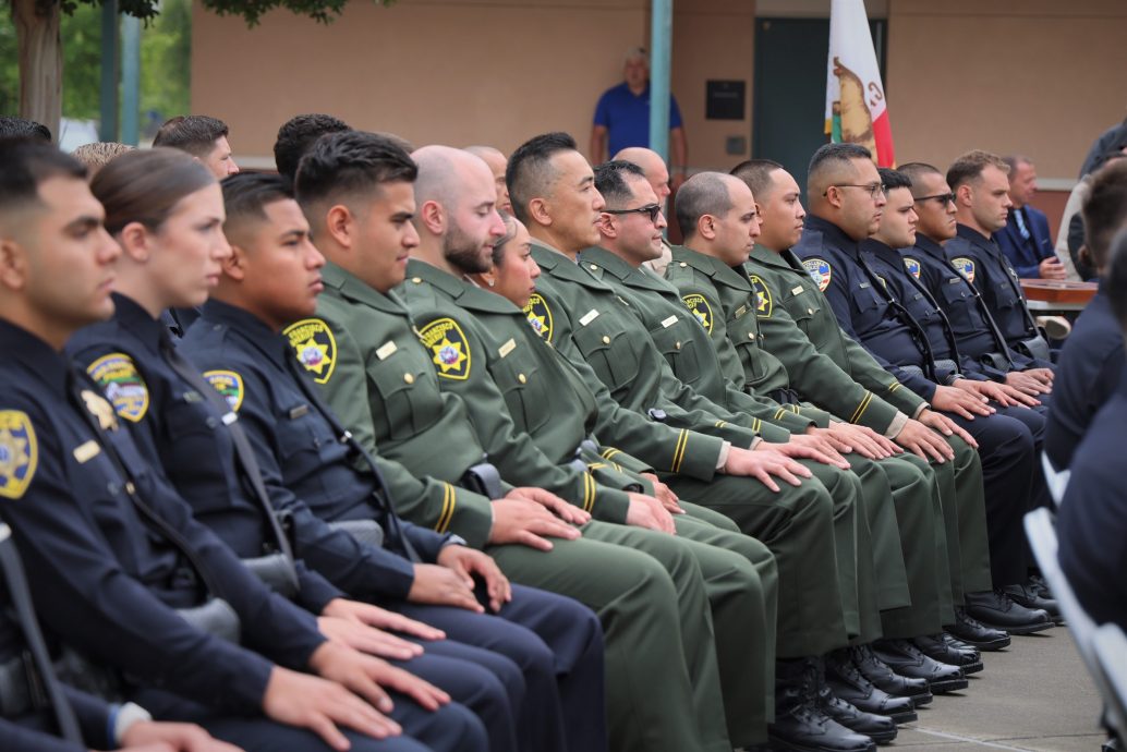 副警长平均每周工作95小时 6年加班费达1022万