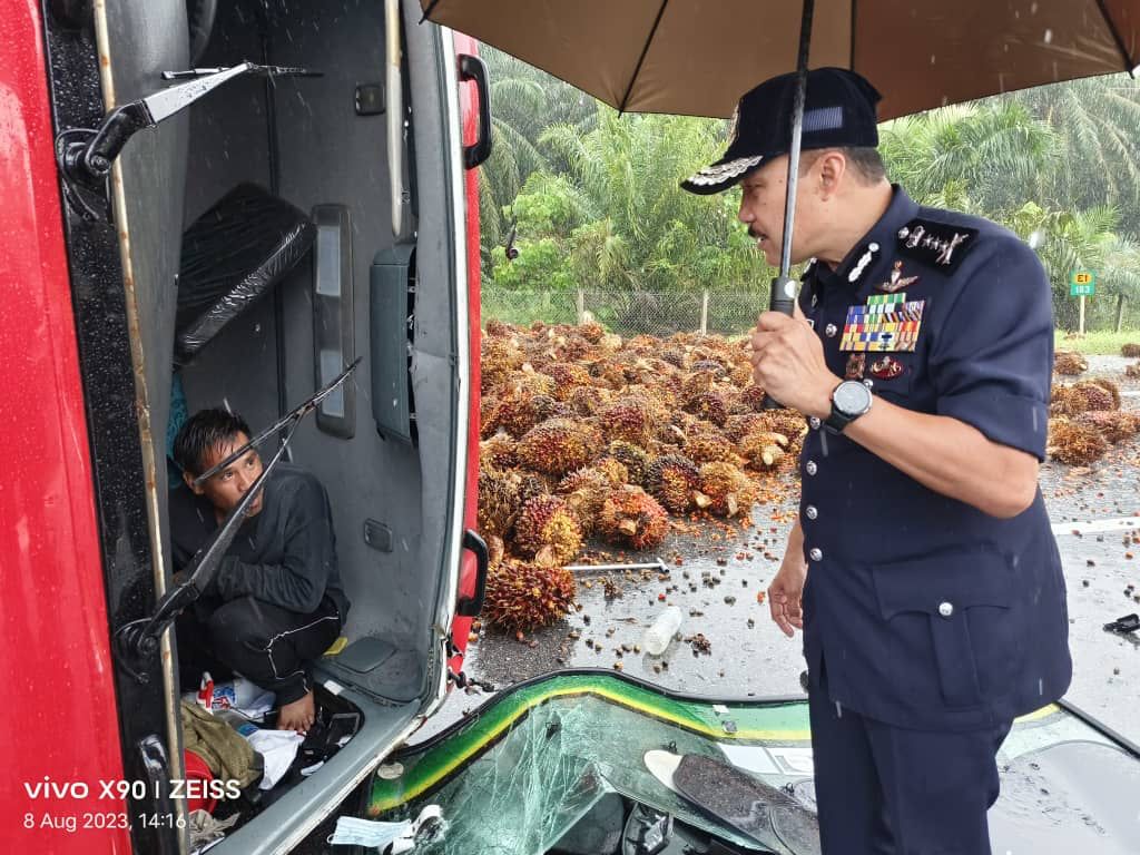 南北大道︱罗里翻覆南下车道全受阻 驾驶人士受促从Bandar Baru出口离开