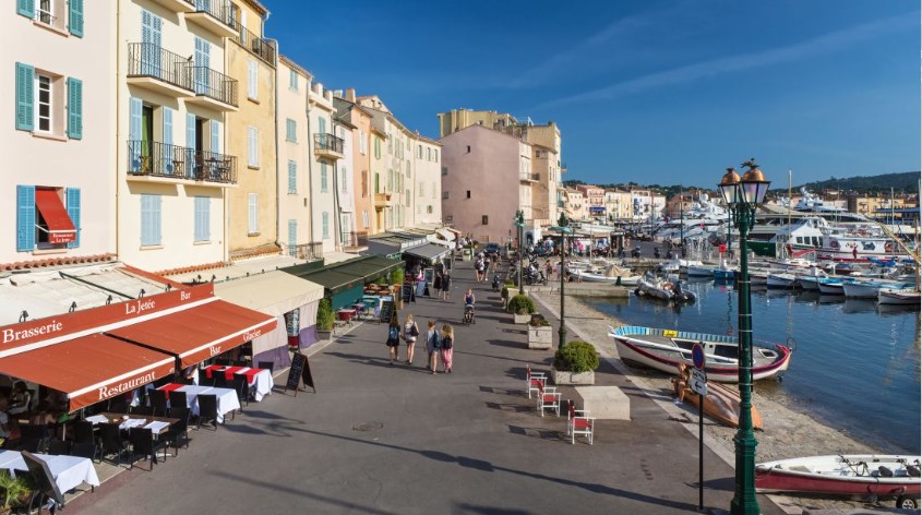 南法度假胜地坑杀游客 一桌低消2万5000  给小费还被嫌不够