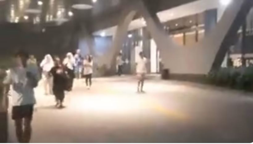 印尼峇厘海峡发生7.4级地震 民众纷纷逃离建筑物