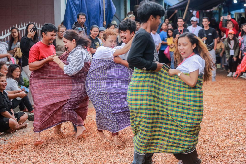 印尼独立78周年 社区办趣味比赛 人民乐翻天