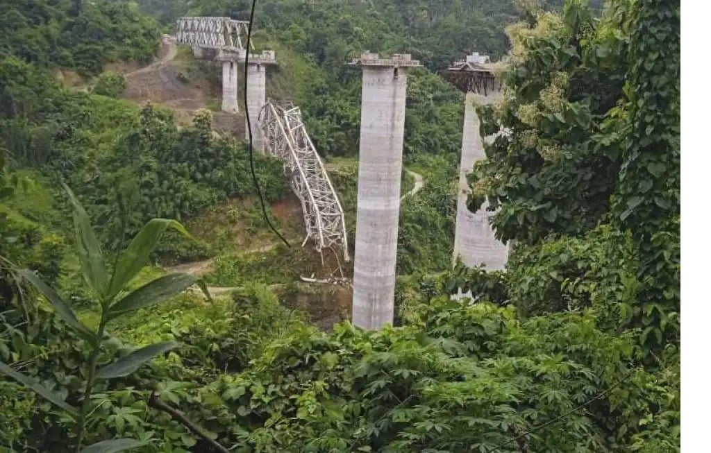印度东北铁路桥施工平台坍塌 26死2伤