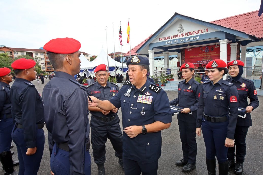 参与骑乘训练正式毕业·30骑警“骑马镇暴”英姿飒爽