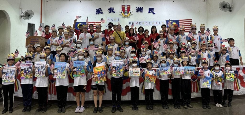 双礼佛渊民华小庆国庆 师生齐喊“默迪卡”