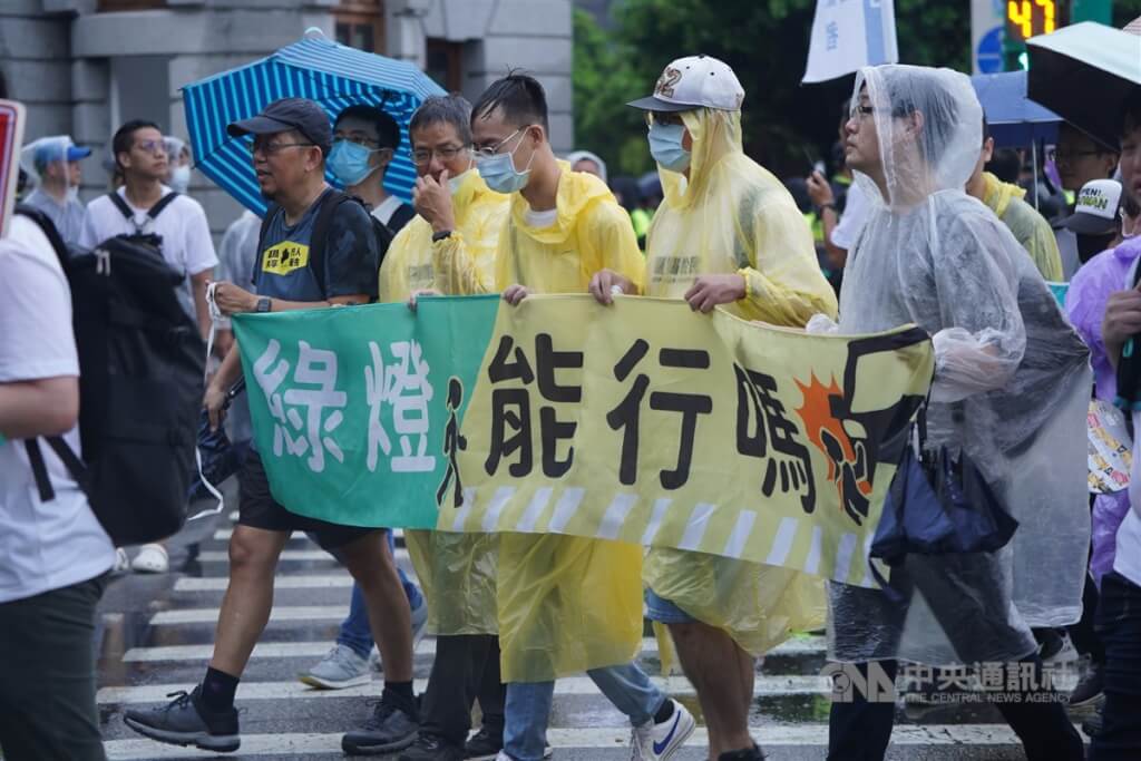 台还路于民大游行 万人争取行人安全环境