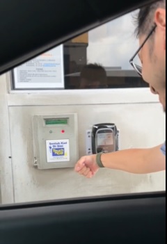 司机用苹果手表付过路费 网赞酷“但担心扭到手”