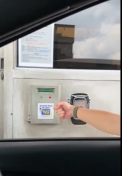 司机用苹果手表付过路费 网赞酷“但担心扭到手”