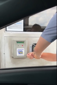 司机用苹果手表付过路费 网赞酷“但担心扭到手”