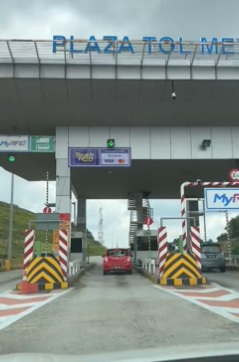 司机用苹果手表付过路费 网赞酷“但担心扭到手”