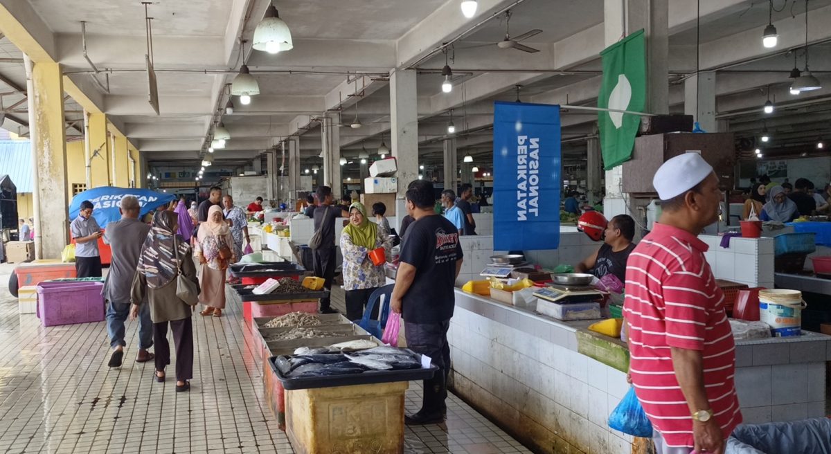 赛夫丁为诚信党候选人站台，遇到部分国盟支持者小贩叫嚣。