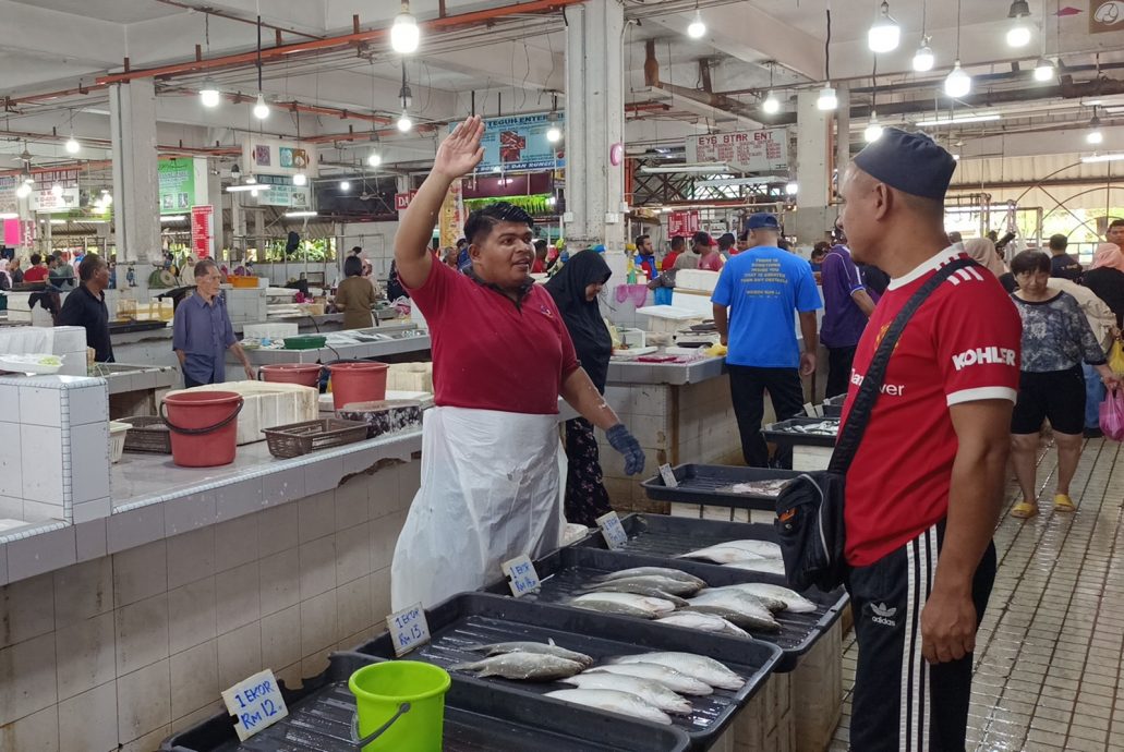 赛夫丁为诚信党候选人站台，遇到部分国盟支持者小贩叫嚣。