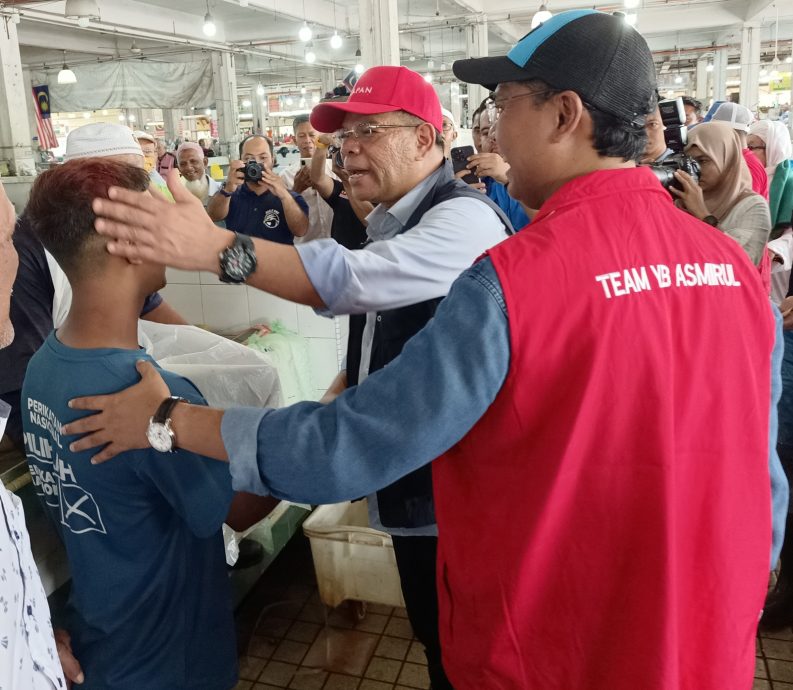 赛夫丁为诚信党候选人站台，遇到部分国盟支持者小贩叫嚣。