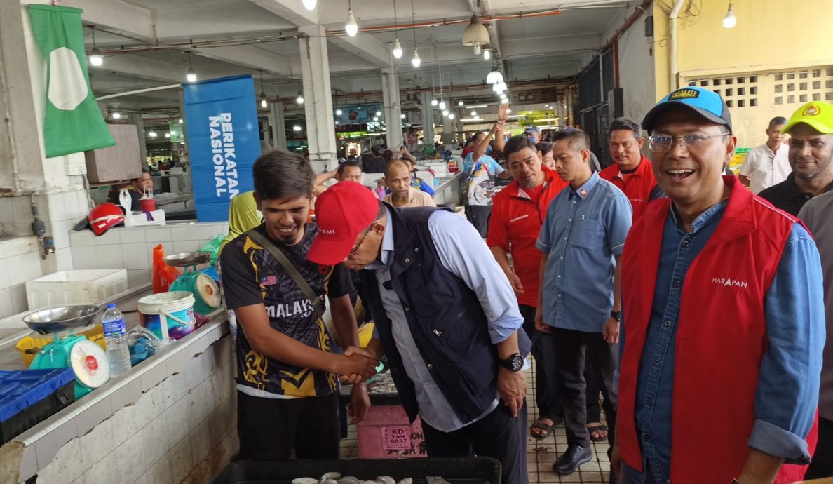 赛夫丁为诚信党候选人站台，遇到部分国盟支持者小贩叫嚣。