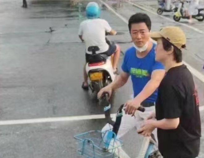 吴京骑脚车赶路演 行人偶遇以为看错