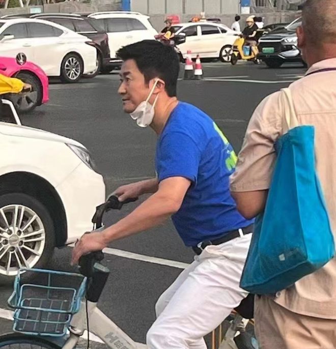 吴京骑脚车赶路演 行人偶遇以为看错