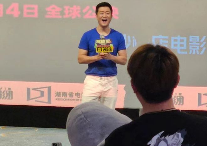 吴京骑脚车赶路演 行人偶遇以为看错