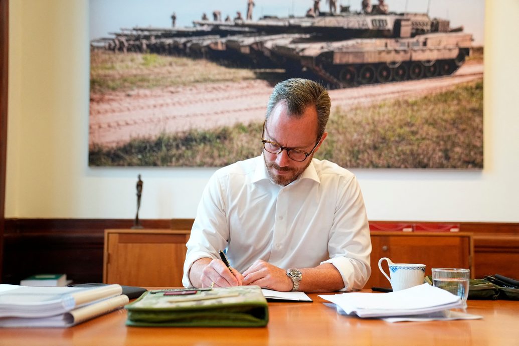 因“压力”放假半年  丹麦防长恢复工作