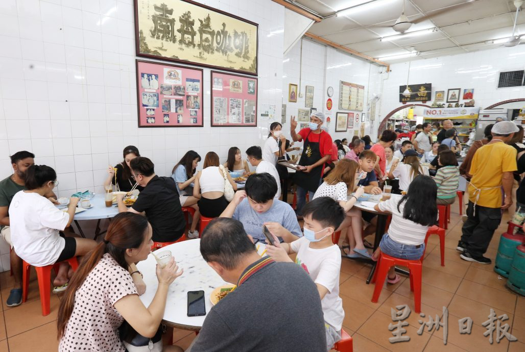 国庆月氛围学校假期旅游热 尝美食赏艺术坐HOHO巴士