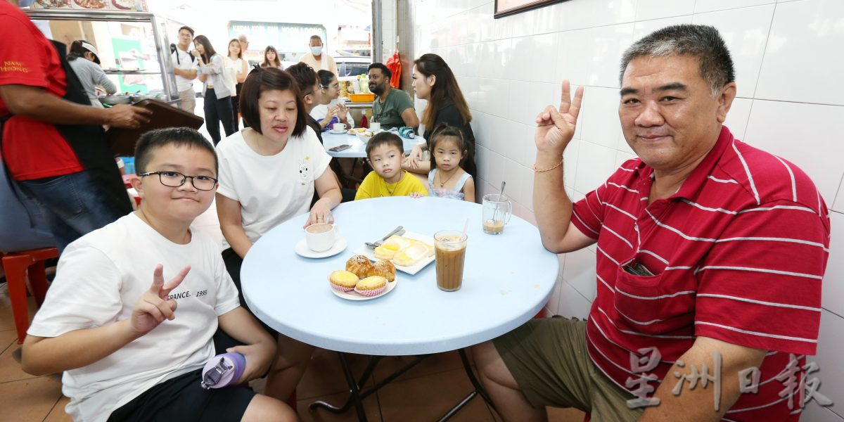 国庆月氛围学校假期旅游热 尝美食赏艺术坐HOHO巴士