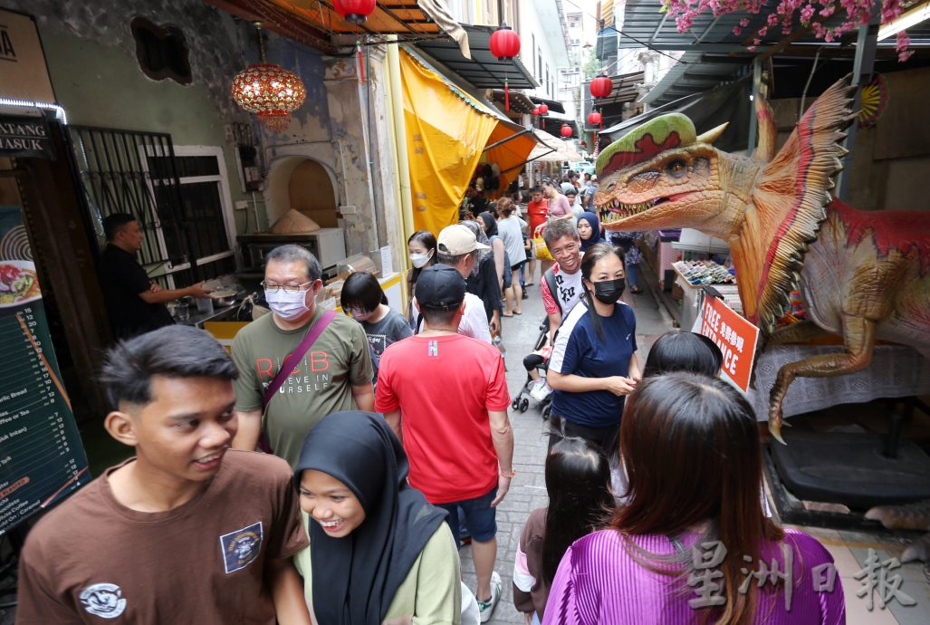 国庆月氛围学校假期旅游热  尝美食赏艺术坐HOHO巴士