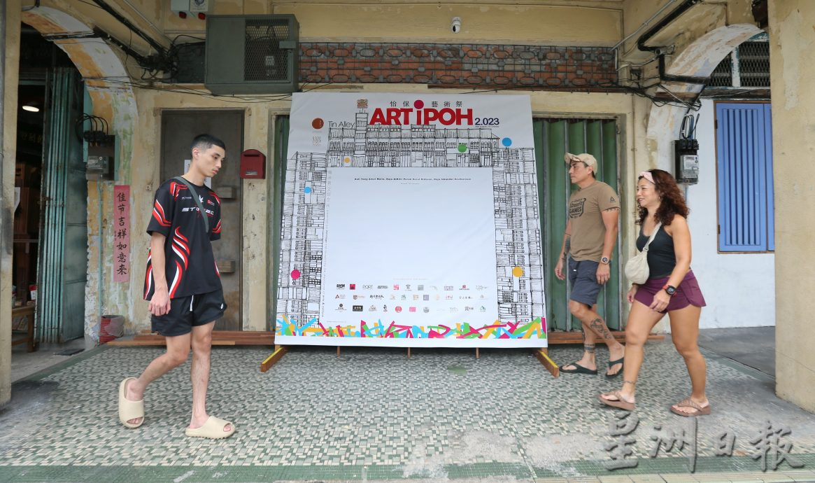 国庆月氛围学校假期旅游热 尝美食赏艺术坐HOHO巴士