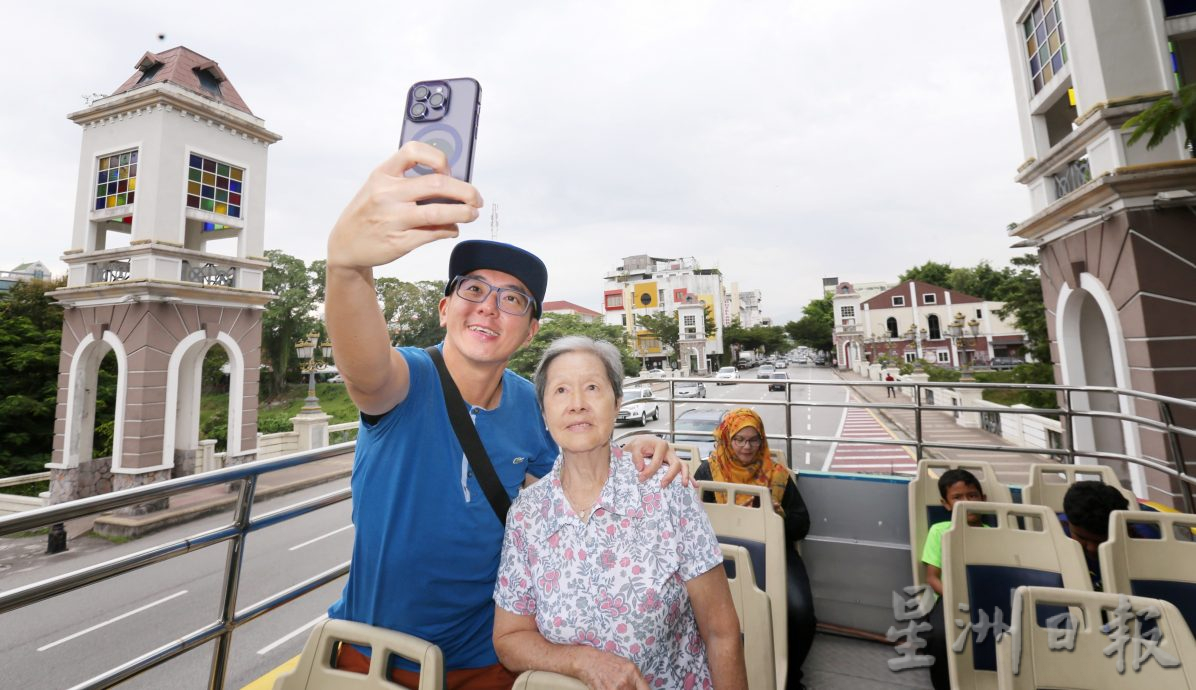 国庆月氛围学校假期旅游热 尝美食赏艺术坐HOHO巴士