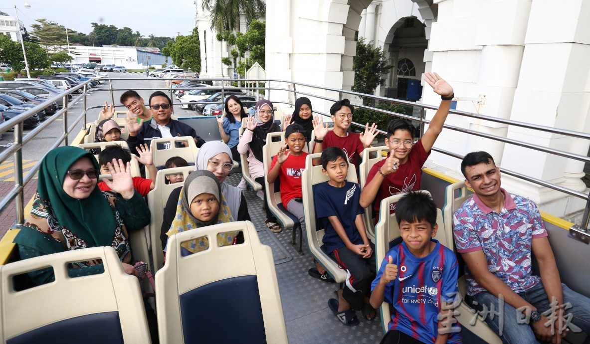 国庆月氛围学校假期旅游热 尝美食赏艺术坐HOHO巴士